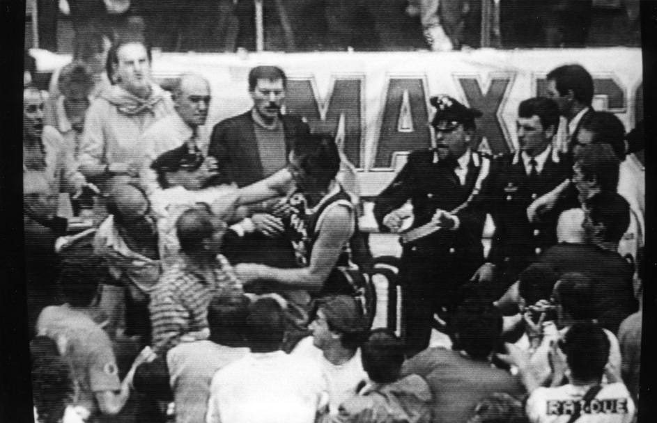 27 maggio 1989: playoff scudetto Enichem Livorno-Philips Milano 85-86 : l&#39;arbitro decide di non convalidare un tiro di Livorno sul filo della sirena. Milano  campione d&#39;Italia e in campo scoppia la rissa.